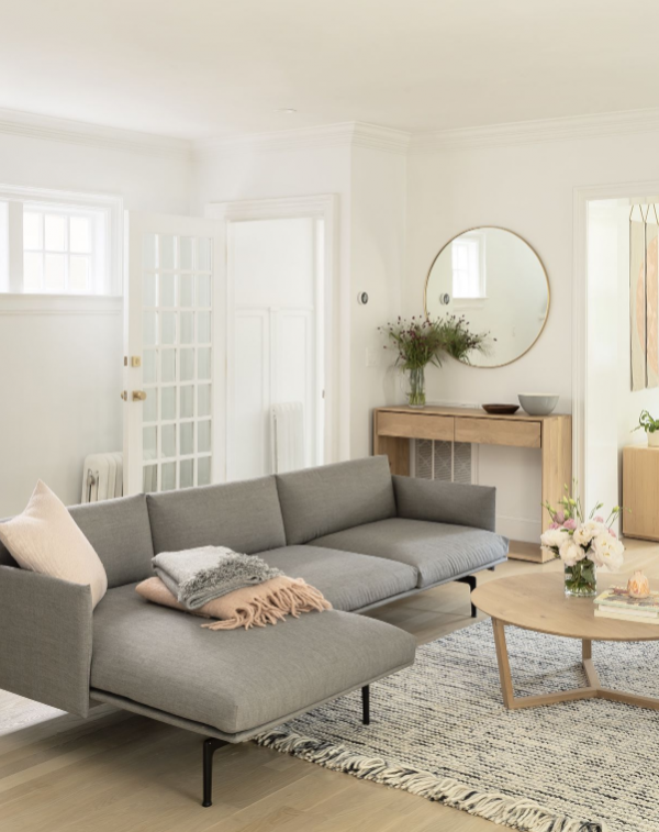 Penggunaan furnitur minimalis dan warna netral menciptakan kesan ruang yang lebih lapang